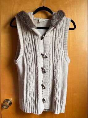 Carolyn Taylor Cable Knit Sweater Vest L | Faux Fur Collar Toggle Button